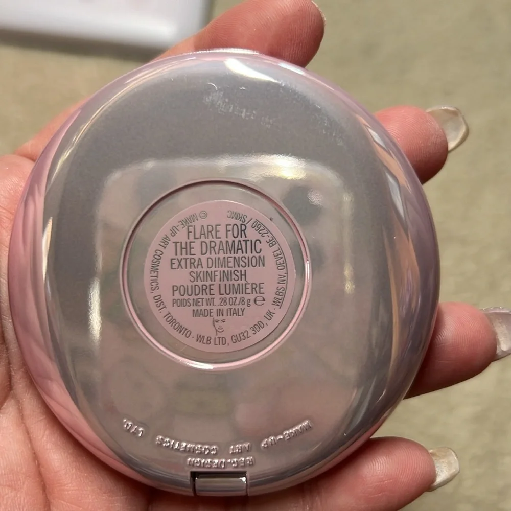 Never used in box MAC Flare for the Dramatic Highlighter - Picture 3 of 3